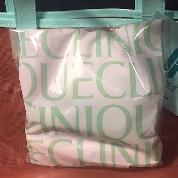 CLINIQUE - SUNNY DAY STAPLES (NWT) - Picture 8 of 9